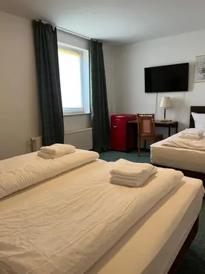 Ein Bett oder Betten in einem Zimmer der Unterkunft Hotel Rosengarten