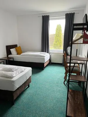 Ein Bett oder Betten in einem Zimmer der Unterkunft Hotel Rosengarten