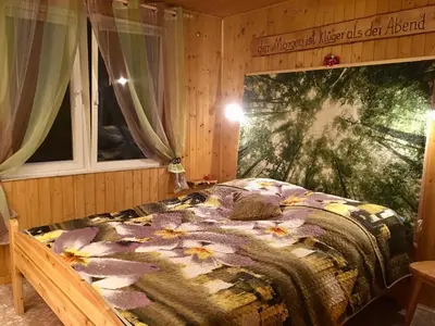 Ein Bett oder Betten in einem Zimmer der Unterkunft Holzhaus Trollblümchen am Wald und See