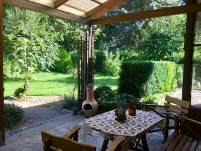 Ein Garten an der Unterkunft Holzhaus Trollblümchen am Wald und See