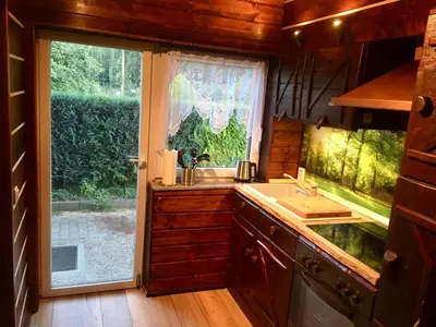 Küche/Küchenzeile in der Unterkunft Holzhaus Trollblümchen am Wald und See