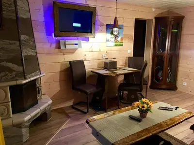 Ein Sitzbereich in der Unterkunft Holzhaus Trollblümchen am Wald und See