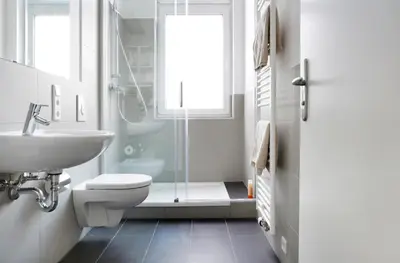 Ein Badezimmer in der Unterkunft SC 04 by ROCKCHAIR Apartments l SUPERHOST Status l 4 Bedrooms Boxspringbeds 2 Bathrooms Balcony Elevator - Cozy Family & Business Flair welcomes you!