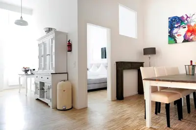Küche/Küchenzeile in der Unterkunft SC 04 by ROCKCHAIR Apartments l SUPERHOST Status l 4 Bedrooms Boxspringbeds 2 Bathrooms Balcony Elevator - Cozy Family & Business Flair welcomes you!
