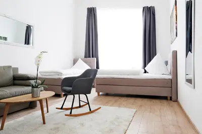 Ein Sitzbereich in der Unterkunft BLISSE by ROCKCHAIR Apartments l SUPERHOST Status l 5 Schlafzimmer 3 Bäder 3 Balkone l Family & Business Flair welcomes you!