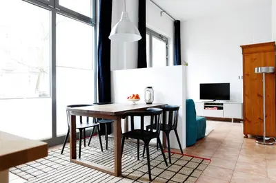 TV/Unterhaltungsangebot in der Unterkunft SWINE by ROCKCHAIR Apartments l SUPERHOST Status l Cozy Family & Business Flair in City Center 