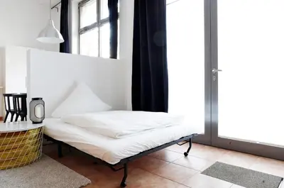 Ein Bett oder Betten in einem Zimmer der Unterkunft SWINE by ROCKCHAIR Apartments l SUPERHOST Status l Cozy Family & Business Flair in City Center 