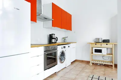 Küche/Küchenzeile in der Unterkunft SWINE by ROCKCHAIR Apartments l SUPERHOST Status l Cozy Family & Business Flair in City Center 