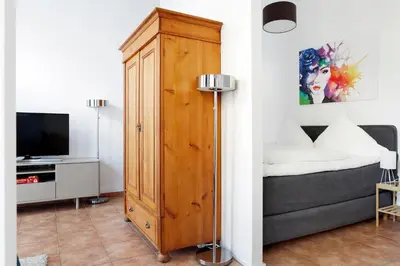 TV/Unterhaltungsangebot in der Unterkunft SWINE by ROCKCHAIR Apartments l SUPERHOST Status l Cozy Family & Business Flair in City Center 