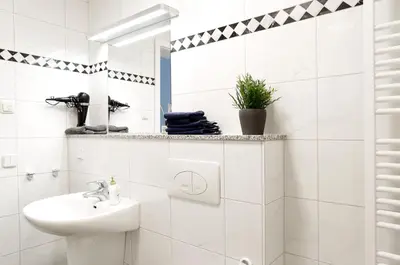 Ein Badezimmer in der Unterkunft SWINE by ROCKCHAIR Apartments l SUPERHOST Status l Cozy Family & Business Flair in City Center 