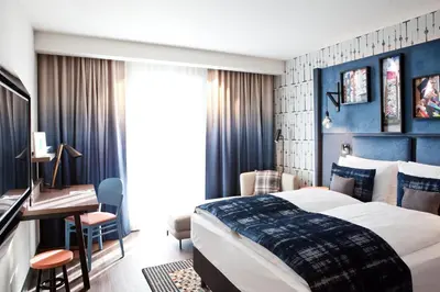 Ein Bett oder Betten in einem Zimmer der Unterkunft Hotel Indigo Berlin - East Side Gallery