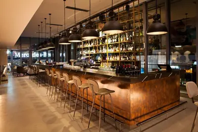 Lounge oder Bar in der Unterkunft Hotel Indigo Berlin - East Side Gallery
