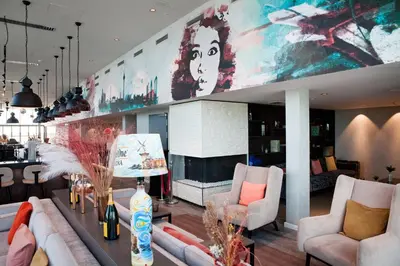 Ein Sitzbereich in der Unterkunft Hotel Indigo Berlin - East Side Gallery