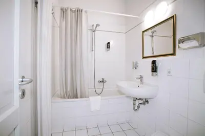 Ein Badezimmer in der Unterkunft Pension Peters – Das andere Hotel