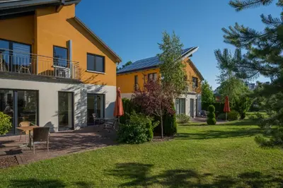 Ein Garten an der Unterkunft Ferienpark Rübezahl am Müggelsee