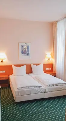 Ein Bett oder Betten in einem Zimmer der Unterkunft Hotel 