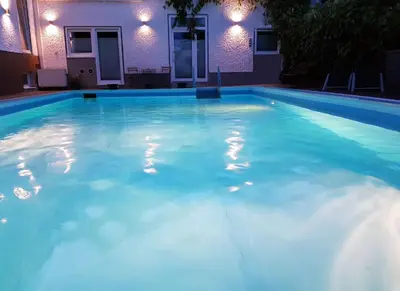 Der Swimmingpool an oder in der Nähe von Grüne Stadtrandidylle - 22 min bis Potsdamer Platz