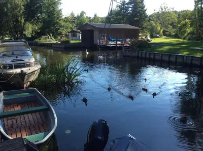 Blick auf einen Fluss in der Nähe des Ferienhauses