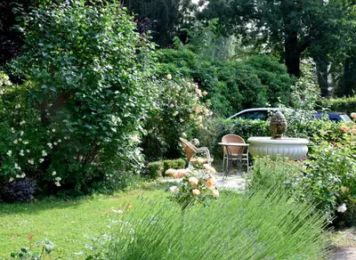 Ein Garten an der Unterkunft Zur Eiche Potsdam