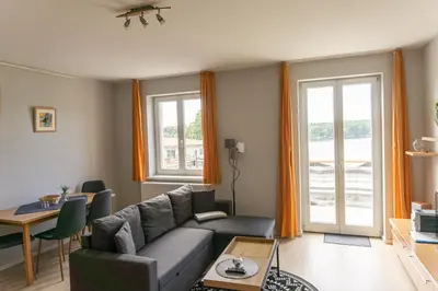Ein Sitzbereich in der Unterkunft Apartmenthaus am Grienericksee