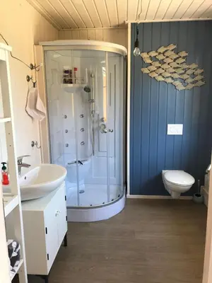 Ein Badezimmer in der Unterkunft Skandinavisches Ferienhaus 2. Reihe zum Wasser für 6 Personen