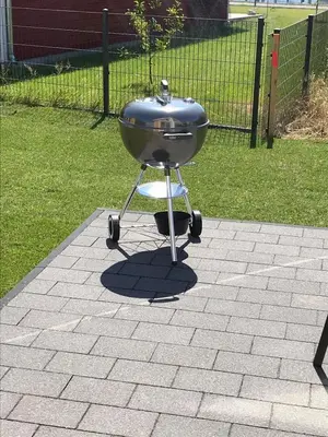 Ein für Gäste verfügbarer Grill im Ferienhaus