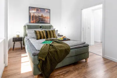 Ein Bett oder Betten in einem Zimmer der Unterkunft The Düsseldorfer, 1 BR, 1 living room, group & family friendly, ideal for 2 - 4 Guests