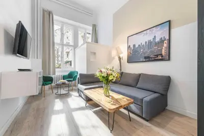 TV/Unterhaltungsangebot in der Unterkunft The Düsseldorfer, 1 BR, 1 living room, group & family friendly, ideal for 2 - 4 Guests