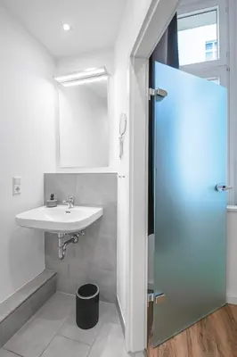 Ein Badezimmer in der Unterkunft The Düsseldorfer, 1 BR, 1 living room, group & family friendly, ideal for 2 - 4 Guests