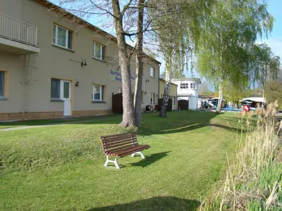 Ein Garten an der Unterkunft Boootshaus - Am Spreeufer