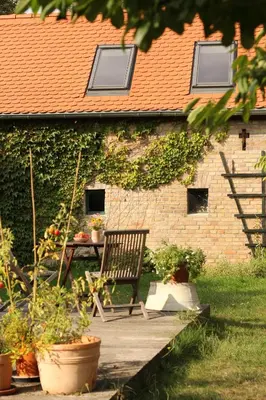Ein Garten an der Unterkunft Scheune de Lütt - Kleine Scheune ganz groß am Rande der Schorfheide - Natur pur