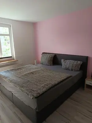 Ein Bett oder Betten in einem Zimmer der Unterkunft Ferienwohnung Am Atelier