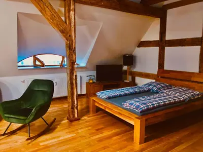 Ein Bett oder Betten in einem Zimmer der Unterkunft Historisches Ambiente mitten im Zentrum von EBW