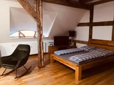 Ein Bett oder Betten in einem Zimmer der Unterkunft Historisches Ambiente mitten im Zentrum von EBW