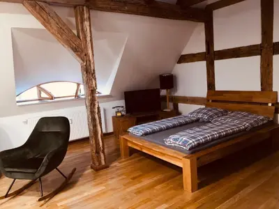 Ein Bett oder Betten in einem Zimmer der Unterkunft Historisches Ambiente mitten im Zentrum von EBW