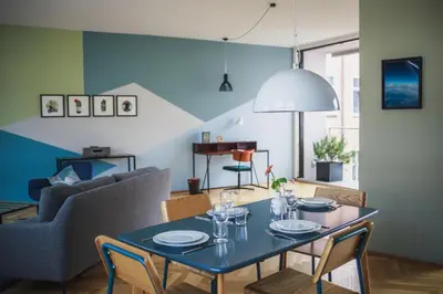 Ein Sitzbereich in der Unterkunft The Circus Apartments