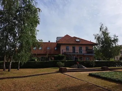Ein Garten an der Unterkunft Ferienwohnung Birkenwerder bei Berlin mit Terrasse und kleinem Garten