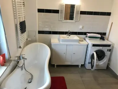 Ein Badezimmer in der Unterkunft Ferienwohnung Birkenwerder bei Berlin mit Terrasse und kleinem Garten