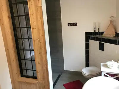 Ein Badezimmer in der Unterkunft Ferienwohnung Birkenwerder bei Berlin mit Terrasse und kleinem Garten