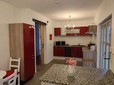 Küche/Küchenzeile in der Unterkunft Ferienwohnung Birkenwerder bei Berlin mit Terrasse und kleinem Garten