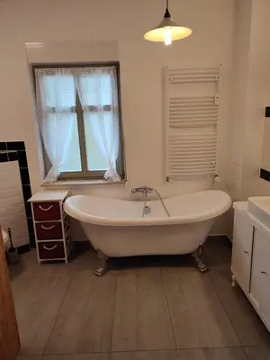 Ein Badezimmer in der Unterkunft Ferienwohnung Birkenwerder bei Berlin mit Terrasse und kleinem Garten