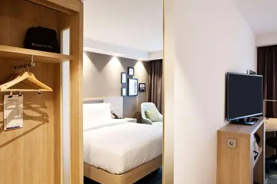 Ein Bett oder Betten in einem Zimmer der Unterkunft Hampton By Hilton Berlin City East Side Gallery