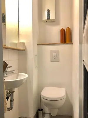 Ein Badezimmer in der Unterkunft Ladenwohnung in Kreuzberg mit Parkplatz in einer Tiefgarage