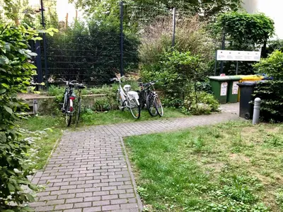 Ein Garten an der Unterkunft Nice studio in Friedrichschain area
