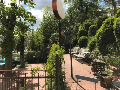 Ein Garten an der Unterkunft Bellevue Gastgeberei