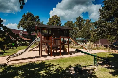 Ein Kinderspielbereich in der Unterkunft Pension Lehnigksberg