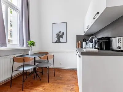 Küche/Küchenzeile in der Unterkunft Limehome Berlin Malmöer Straße