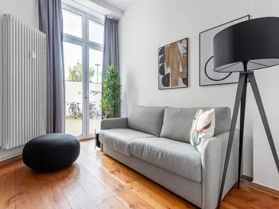 Ein Sitzbereich in der Unterkunft Limehome Berlin Malmöer Straße