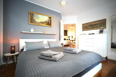 Ein Bett oder Betten in einem Zimmer der Unterkunft The Berlin Getaway / 80qm in Berlin's Historic Diplomatic Quarter