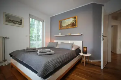 Ein Bett oder Betten in einem Zimmer der Unterkunft The Berlin Getaway / 80qm in Berlin's Historic Diplomatic Quarter